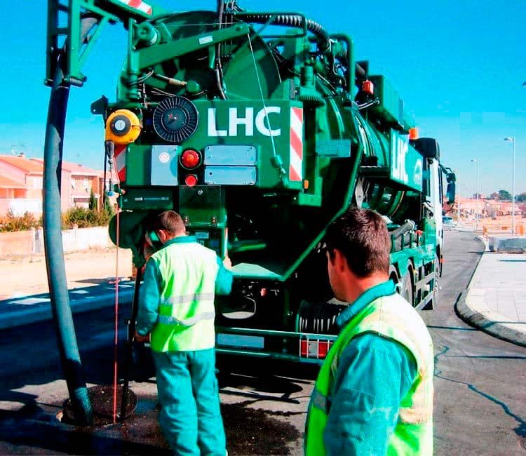 LHC Ambiental hombres usando máquina de limpieza