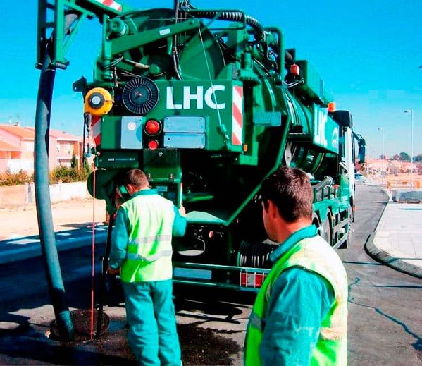 LHC Ambiental personas con máquina de limpieza